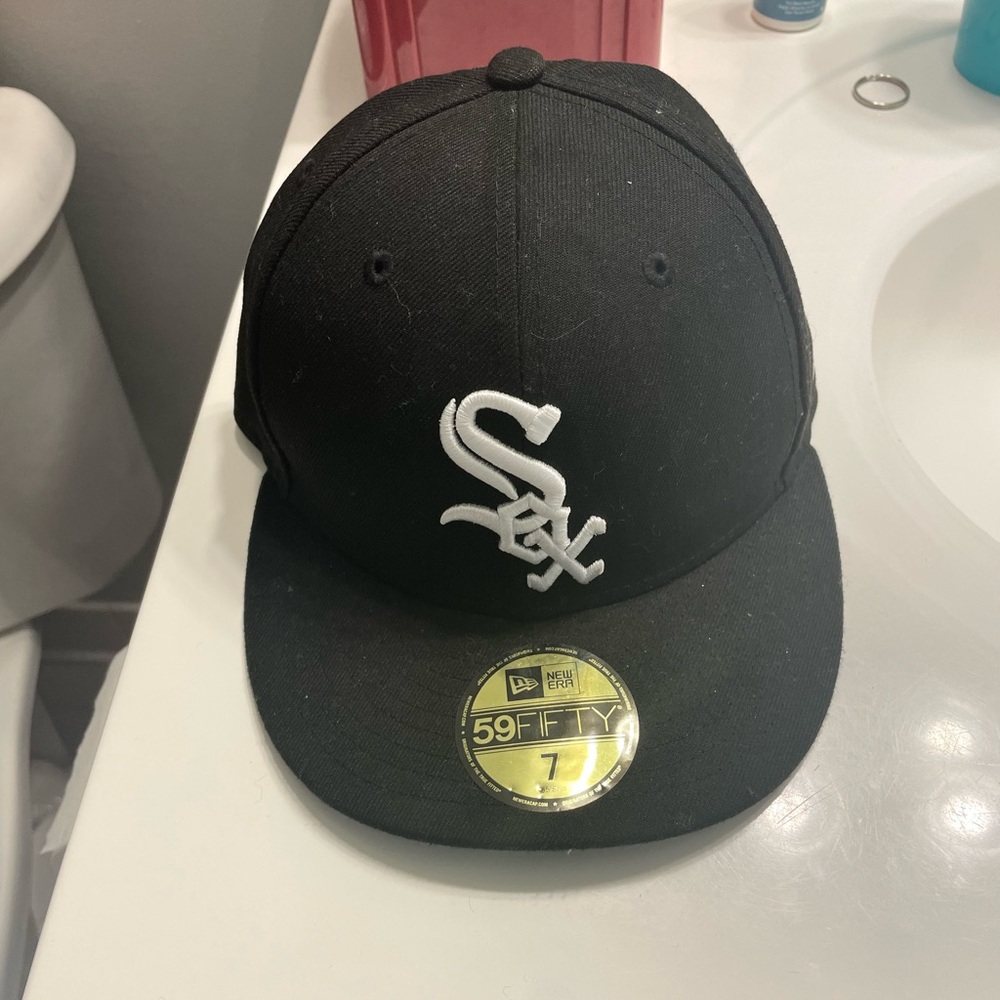 White Sox fitted hat. NWT, sz 7 (55.8cm)